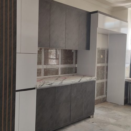 کابینت نو طرح بتونی جدید رنگ طوسی. وسفید به ابعاد5متر