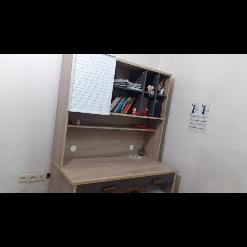 کتابخانه و میز تحریر