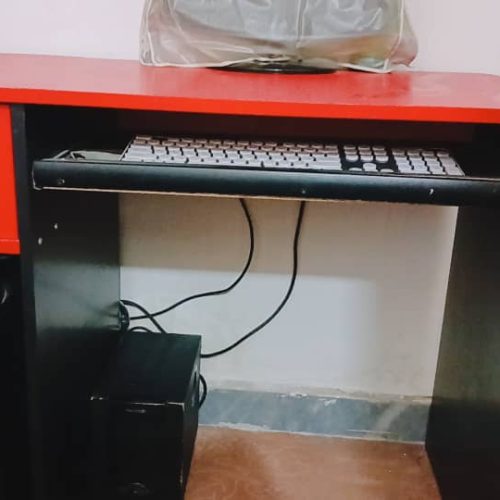 یک عدد بوفه و میز کامپیوتر