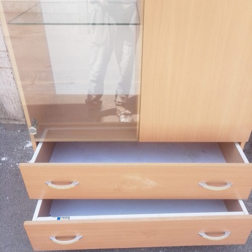 یک کمد دکوراسیون در حد نو فروشی