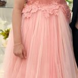 یک زخم کوچیک در قسمت تور لباس دارد