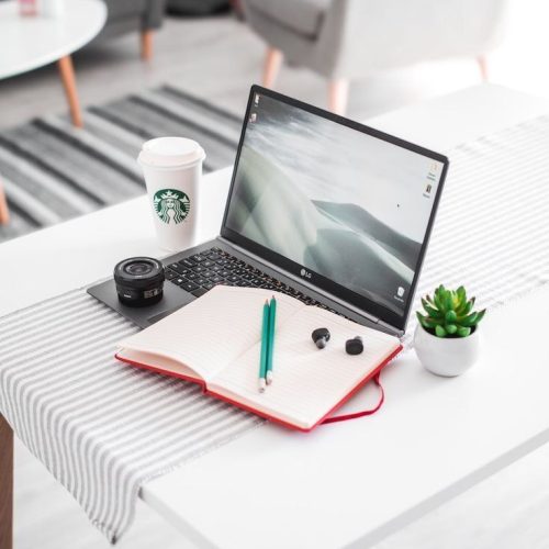 نیازمند 100 نیروی فعال