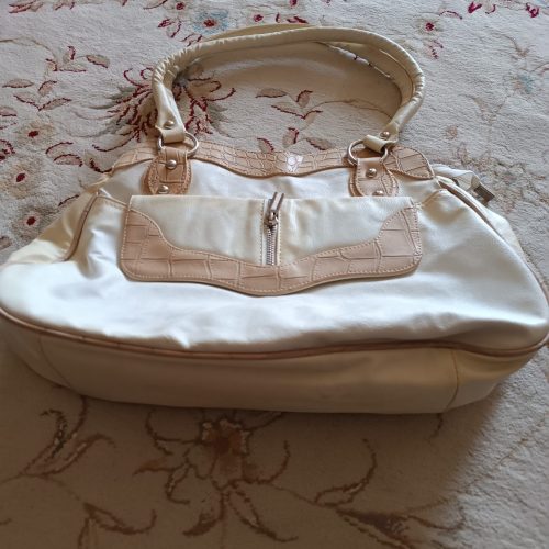 چند تا مانتو و پیراهن و کیف به فروش می‌رسید به قیمت خیلی مناسب