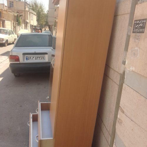 یک کمد دکوراسیون در حد نو فروشی