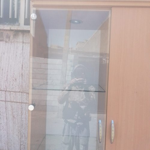 یک کمد دکوراسیون در حد نو فروشی