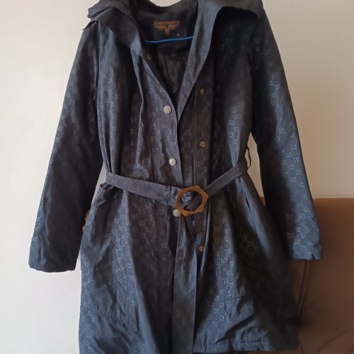 چند تا مانتو و پیراهن و کیف به فروش می‌رسید به قیمت خیلی مناسب