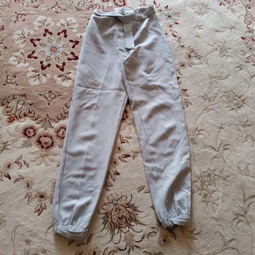 چند تا مانتو و پیراهن و کیف به فروش می‌رسید به قیمت خیلی مناسب