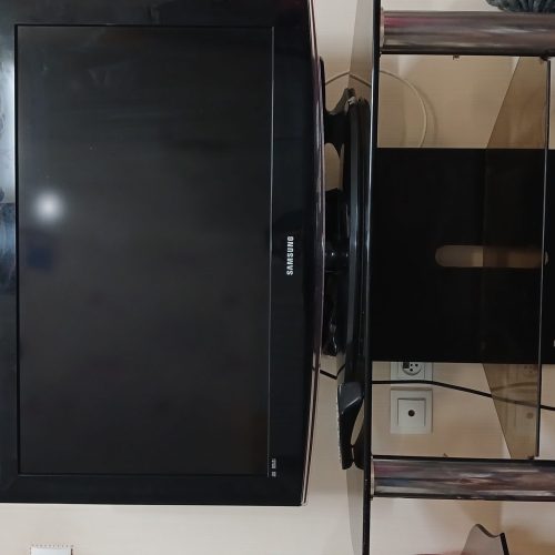 تلویزیون 32 اینچ. تلویزیون با همراه میز تلوزیون است