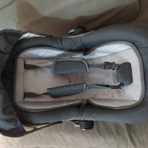 یک عدد تختخواب کودک و کریر نوزاد