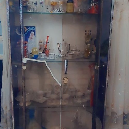 بوفه فقط شیشه شکسته باقیش سالمه