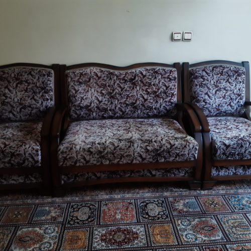 یک دست مبل 4نفره با چوب گردو در حد نو وتمیز