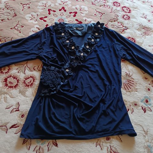 چند تا مانتو و پیراهن و کیف به فروش می‌رسید به قیمت خیلی مناسب