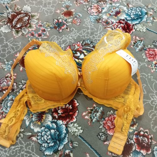 نیازمند یک خانم برای فروش لباس زیر زنانه نو هستم