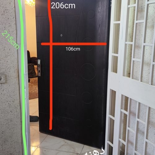 در فلزی محافظ آپارتمان و در چوبی ورودی ساختمان