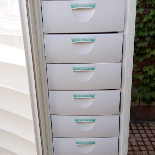 یک عدد یخچال تمام فریزر