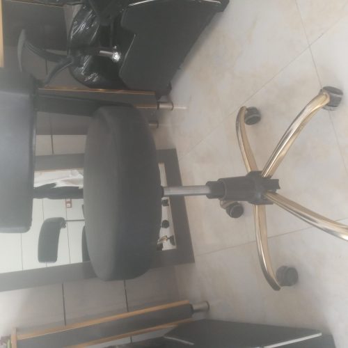 یک عدد صندل استاد یک عدد صندل اصلاح میز اپیلاسیون میز آرایش