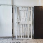 در فلزی محافظ آپارتمان و در چوبی ورودی ساختمان