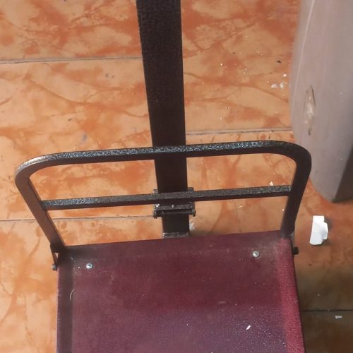 یک عدد ترازو یا باسکول