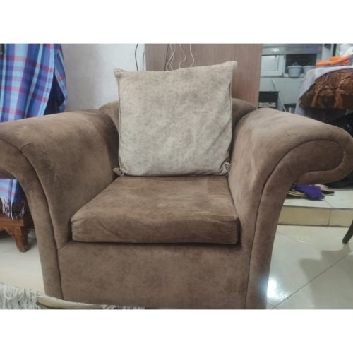 کاناپه پنج نفره همراه با میز عسلی چهار سال کار در حد نو تر تمییز