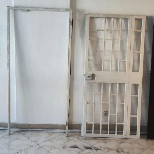 در فلزی محافظ آپارتمان و در چوبی ورودی ساختمان