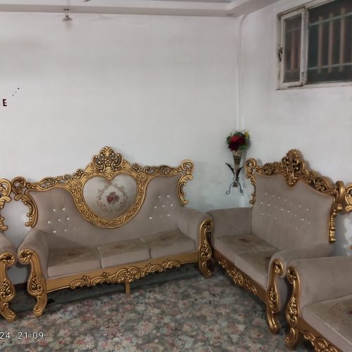 یک دست مبل سلطنتی در حد نو رنگ کرمی