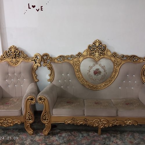 یک دست مبل سلطنتی در حد نو رنگ کرمی