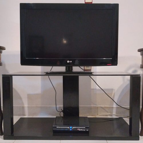 فروش تلویزیون ال جی به همراه میز