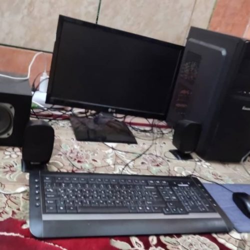 کامپیوتر با تمام تجهیزات