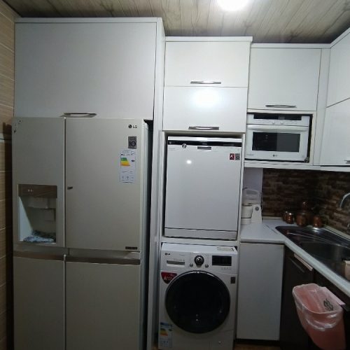 حدود شش متر کابینت های گلاس و سینک و ابچکان با قیمت عالی