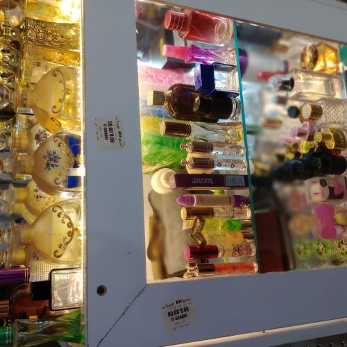 فروشنده عطر و ادکلن خانوم و اقا