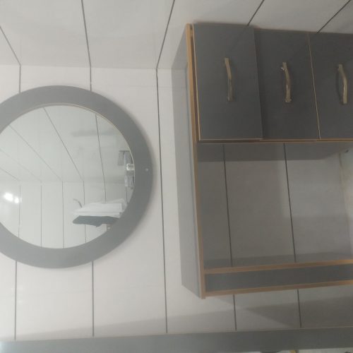 یک عدد صندل استاد یک عدد صندل اصلاح میز اپیلاسیون میز آرایش