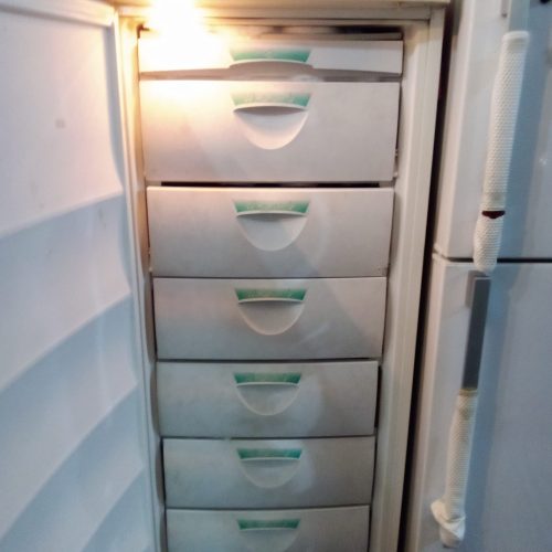 یک عدد یخچال تمام فریزر