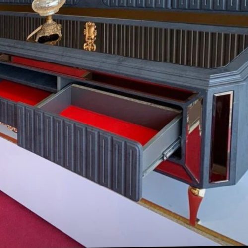 فروش میز تلوزیون رنگ طوسی طلایی بدون هیچگونه ایراد داخل کارتون بسته بندی قیمت 8500000توما دارای ابعاد2مترن