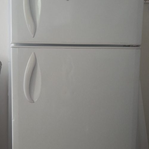 یک دستگاه یخچال فریزر