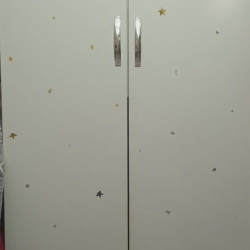 کمد لباس همراه دو عدد کشو رنگ سفید در حد نو