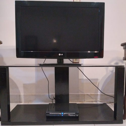 فروش تلویزیون ال جی به همراه میز