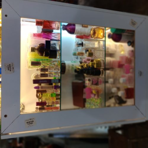 فروشنده عطر و ادکلن خانوم و اقا