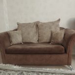 کاناپه پنج نفره همراه با میز عسلی چهار سال کار در حد نو تر تمییز