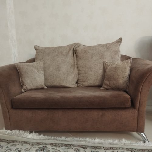 کاناپه پنج نفره همراه با میز عسلی چهار سال کار در حد نو تر تمییز