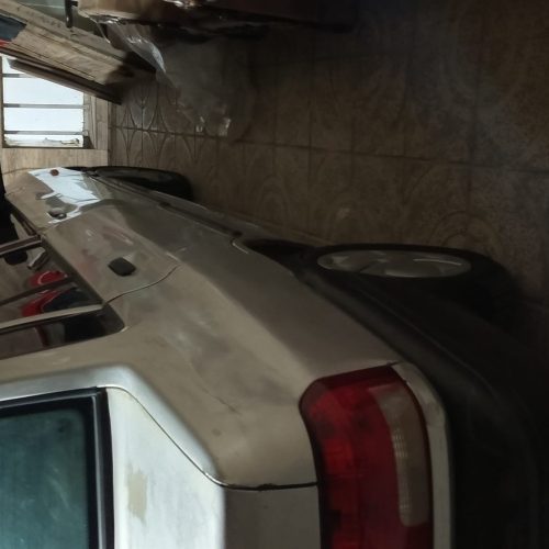 یه طرف شاسی سالمه یه طرف ترک خورده جوش دادم دو لکه رنگ هم داره ماشین کاملا  سالمه