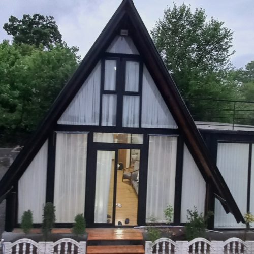 فروش کلبه سویسی جنگلی با استخر و جکوزی سرپوشیده