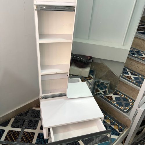 آینه‌ و میز آرایش کشویی