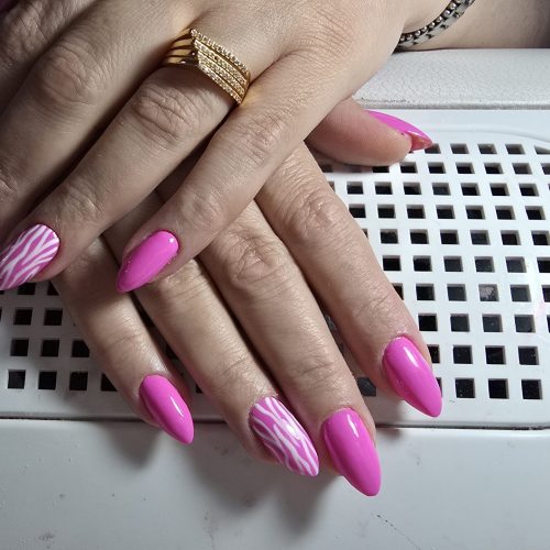 ناخن کار حرفه ای با مشتری