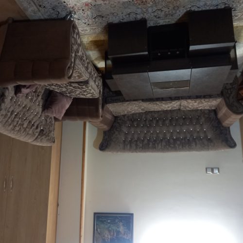 مبلمان نه نفره و میز وسط و چهار عدد میز عسلی کوچک