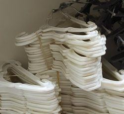 لوازم بوتیک:لباس اویز،گیره،رگال،….