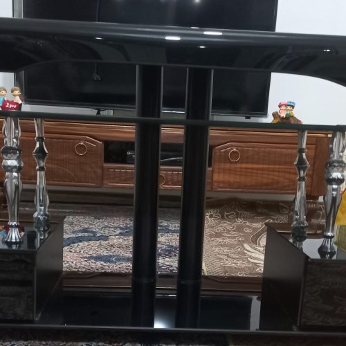 میز تلویزیون نوع بدن خط و خش