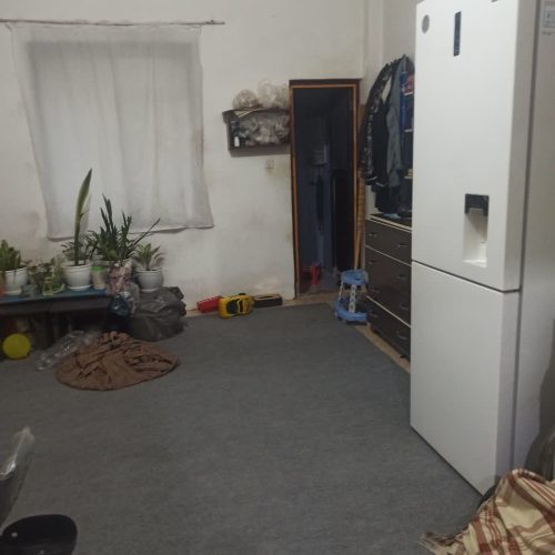 زمین ب متراژ 300 متر دارای اب.برق و گاز دارای یک سوئیت ب متراژ 50 متر