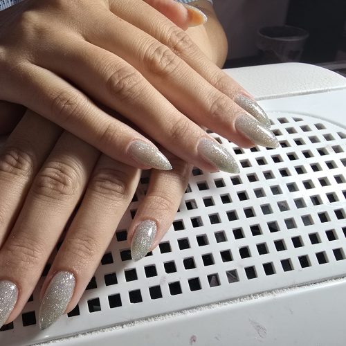 ناخن کار حرفه ای با مشتری