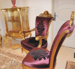 مبل و میز نهار خوری 8 نفره و دو عدد ویترین طلایی