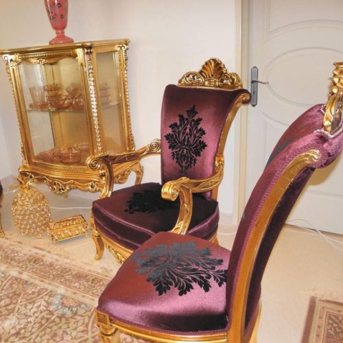 مبل و میز نهار خوری 8 نفره و دو عدد ویترین طلایی